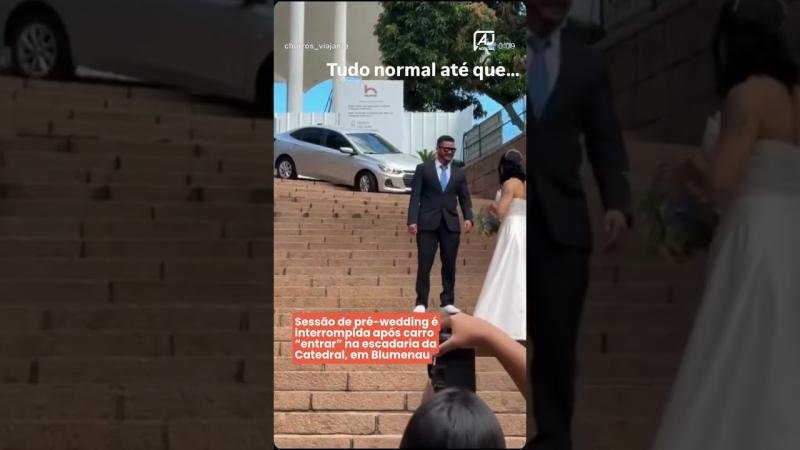 Sessão de pré-wedding é interrompida após carro “entrar” na escadaria da Catedral, em Blumenau