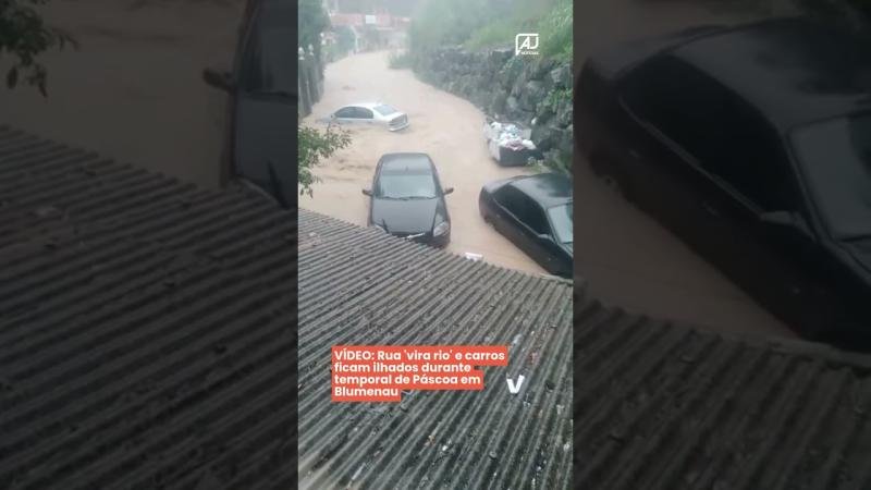 VÍDEO: Rua 'vira rio' e carros ficam ilhados durante temporal de Páscoa em Blumenau