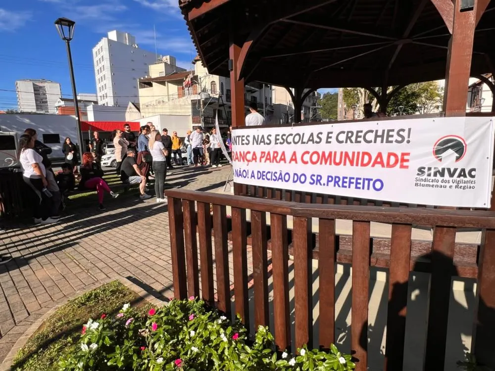 Manifestação pede manutenção da vigilância armada nas escolas de Blumenau