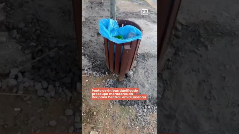 Ponto de ônibus danificado preocupa moradores da Itoupava Central, em Blumenau