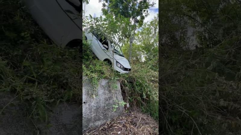 Motorista perde controle do carro e veículo cai em ribanceira em Blumenau