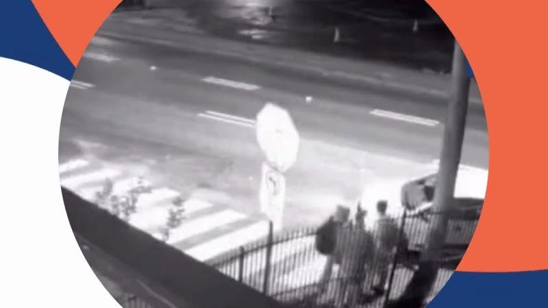 Motorista perde controle do carro e quase atropela jovens em Blumenau