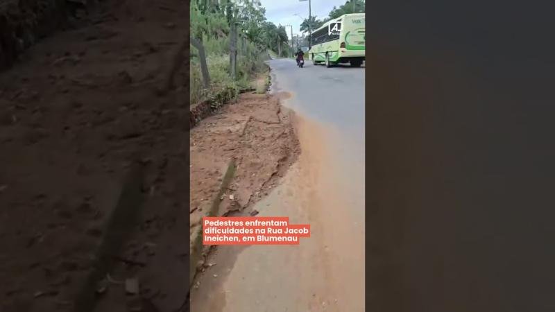 Pedestres enfrentam dificuldades na Rua Jacob Ineichen, em Blumenau