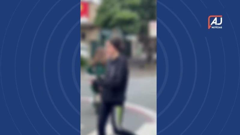 Adolescentes são flagrados em scooter sem capacete em Blumenau