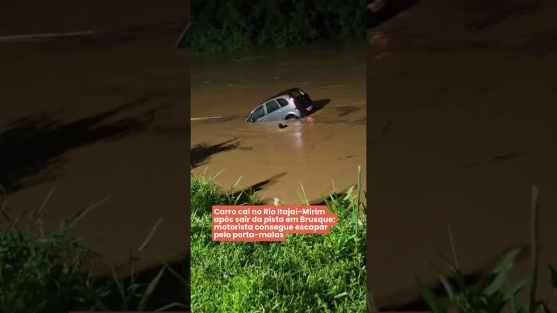 Vídeo: Carro cai no Rio Itajaí-Mirim após sair da pista em Brusque; motorista consegue escapar pelo porta-malas
