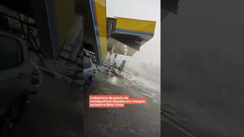 Cobertura de posto de combustível desaba em Gaspar, no bairro Bela Vista