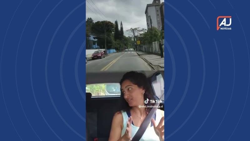 Instrutora de autoescola em Blumenau viraliza nas redes sociais com vídeos bem-humorados das aulas de direção