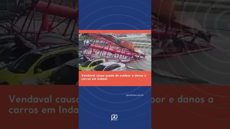 Vendaval causa queda de outdoor e danos a carros em Indaial
