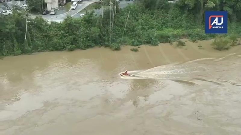Bombeiros fazem buscas por vítima no Rio Itajaí-Açu em Blumenau