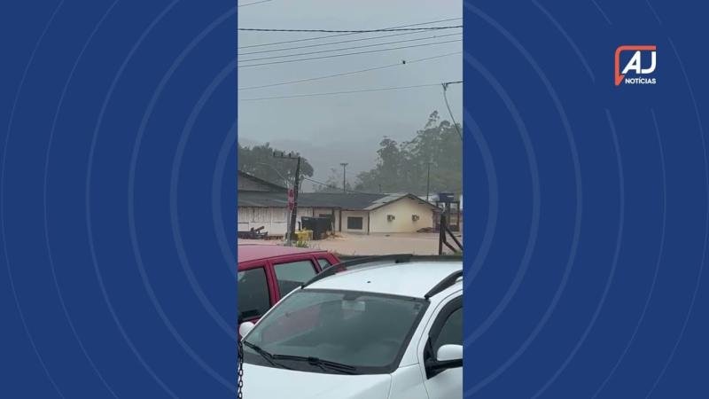 Chuva em Luiz Alves deixa carros e máquinas submersos