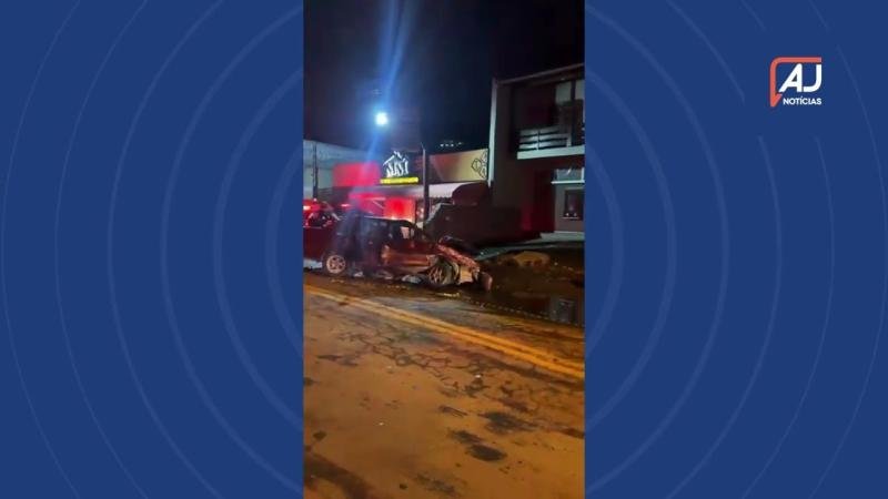 Homem sem habilitação foge da PM, bate o carro e é preso com arma ilegal em Blumenau