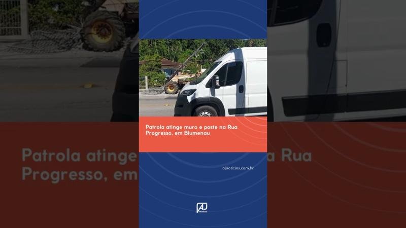 Patrola atinge muro e poste na Rua Progresso, em Blumenau